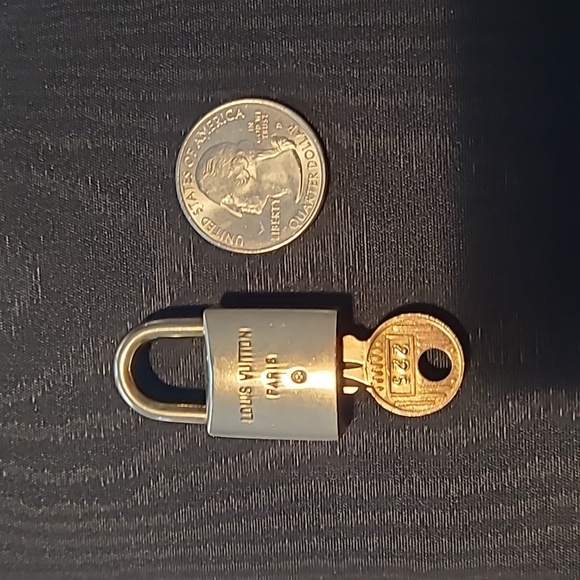LV #225 Rare lock and key - Picture 2 of 4